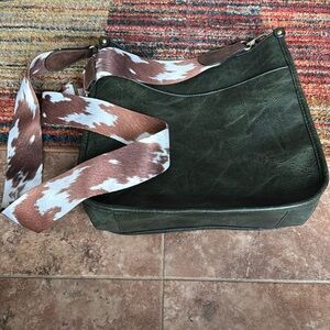 Charleston Bags green cross body bag. EUC!